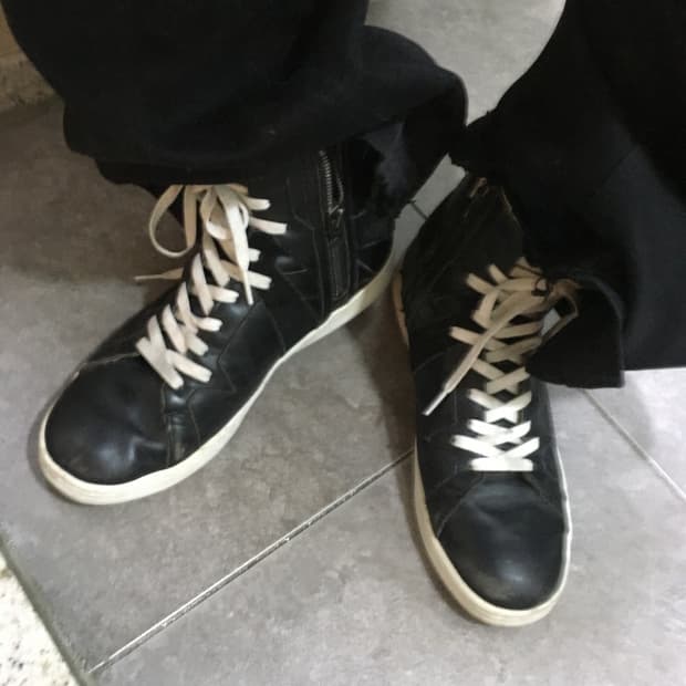 어태치먼트 레더 하이탑 사이드 지퍼 스니커즈