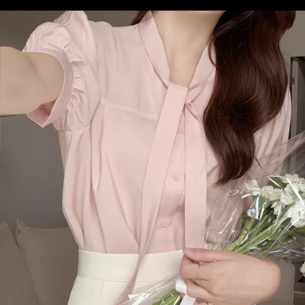 아뜨랑스 브이넥 타이 블라우스
