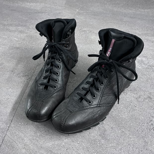 프라다 아카이브 레더 하이탑 스니커즈