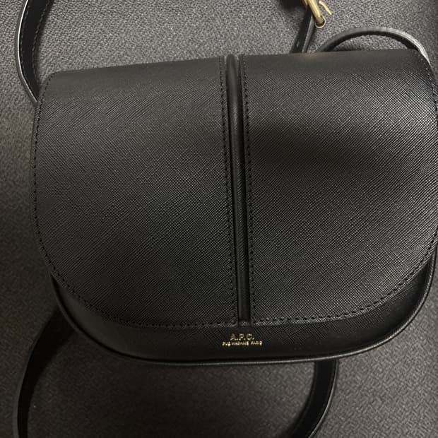 아페쎄 베티백 블랙 사피아노