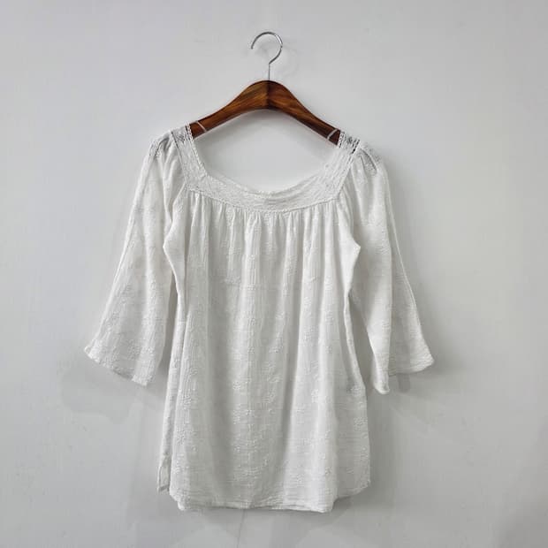 UM 아이보리 플라워 스퀘어넥 자수 블라우스 