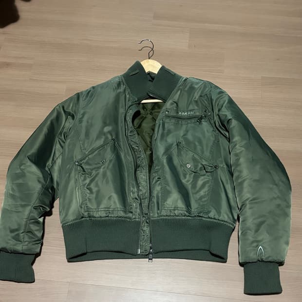 aakam High-Neck Bomber Jacket 카키색
