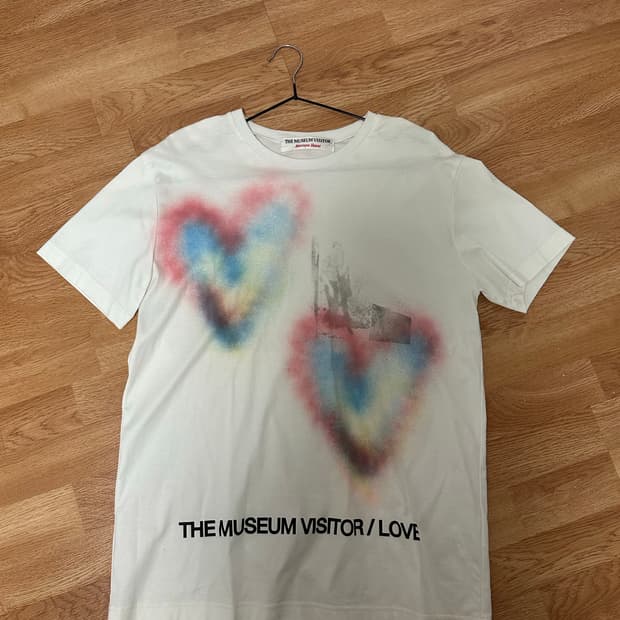 더뮤지엄비지터 베를린 러브 하트 티셔츠
