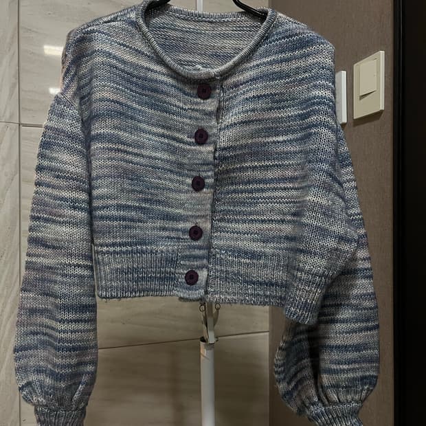 [데비어퍼] 크롭 니트 가디건 (블루 퍼플믹스)