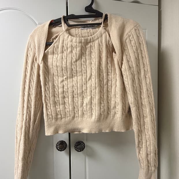 델리센트 피치 케이블 홀터넥 니트