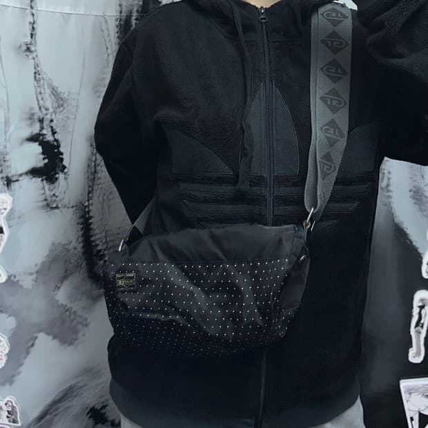 요시다포터 도트패턴 크로스백