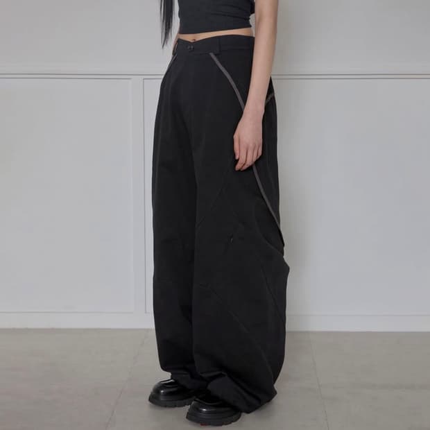 (제니 착용) flareup Asymmetrical Wide Pants