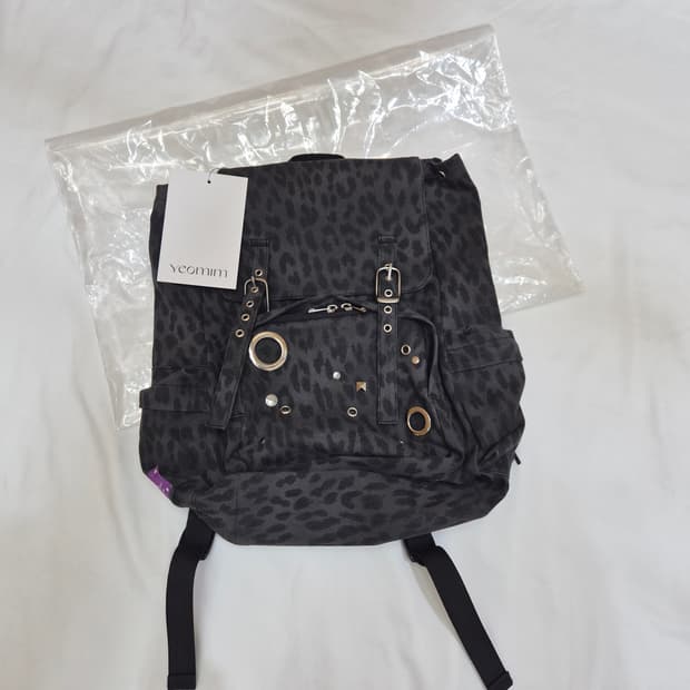 (새상품) 여밈 로우 레이아웃 백팩 (레오파드챠콜)