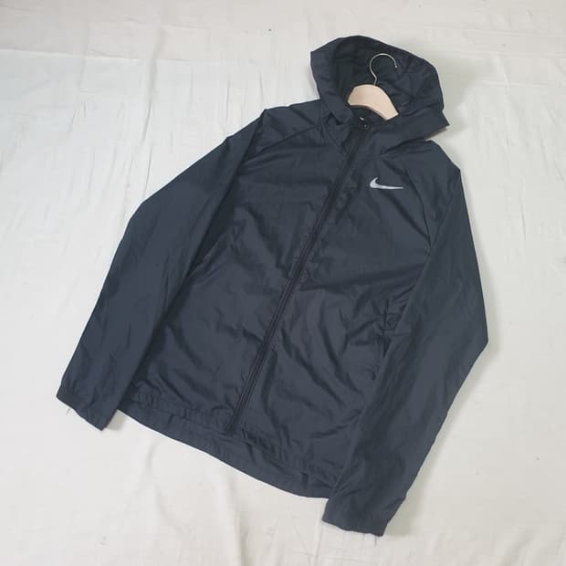 나이키 블랙 에센셜 바람막이