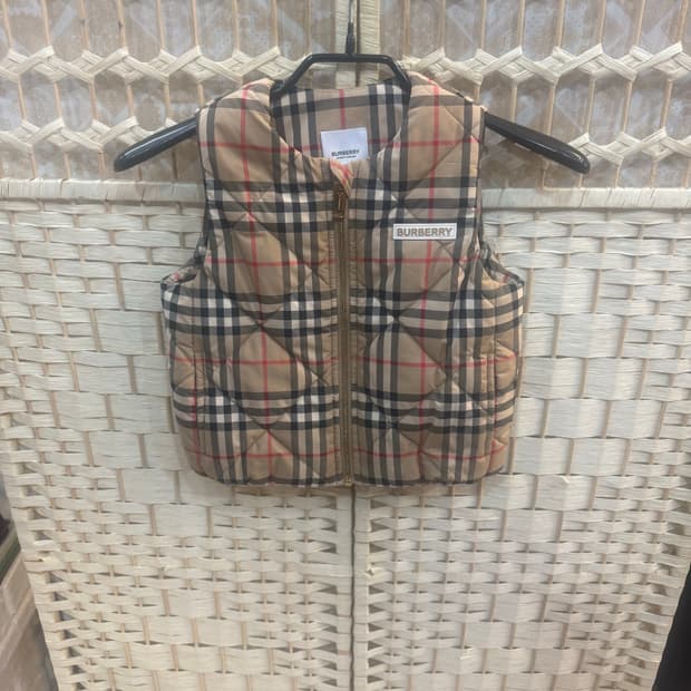 4y 정품 버버리 체크 퀄팅 패딩조끼 팝니다