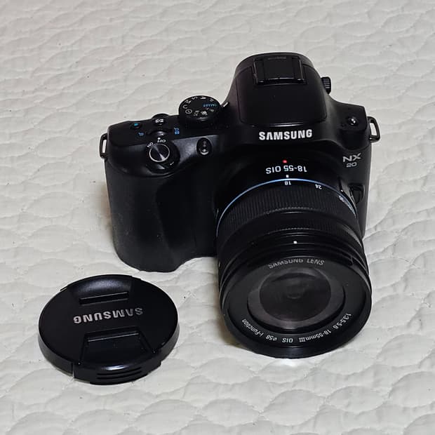 삼성 NX20 카메라와 18-55mm 렌즈