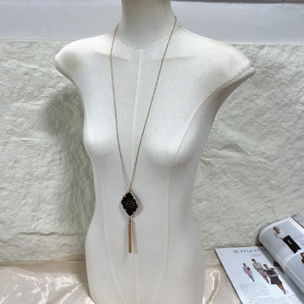 빈티지 메탈 타공 가죽 태슬 목걸이