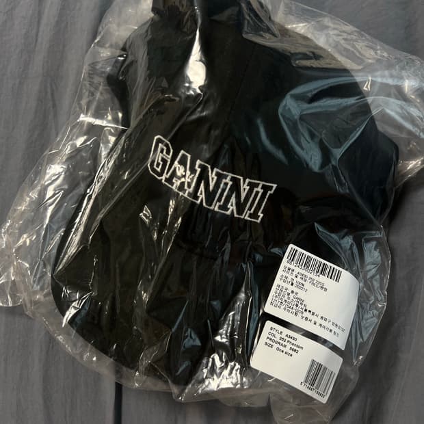 (새상품) GANNI 가니 블랙 캡
