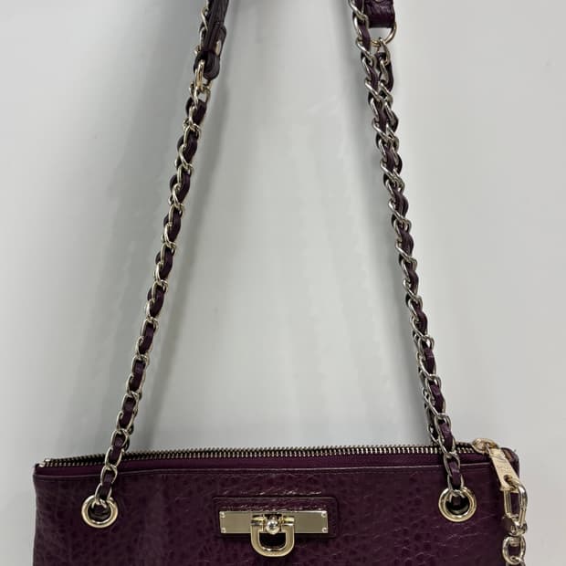 💜 DKNY 플럼 컬러 레더 체인 숄더백 · 거의 새상품