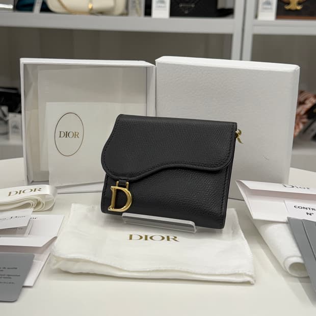 [OS] 디올 카프스킨 새들 로투스 반지갑