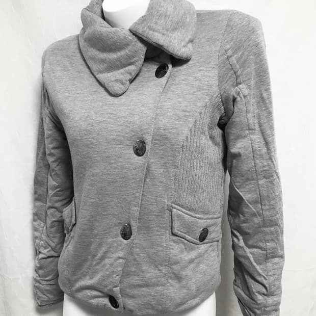 디그딥  펑크 사선 버튼 하이넥 점퍼