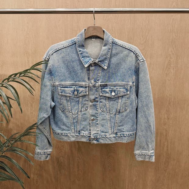게스 데님 자켓 크롭 핏 포켓 버튼 워싱 스티치 디테일 블루