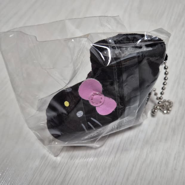 산리오 헬로키티 가챠 키링 어그 부츠 블랙키티