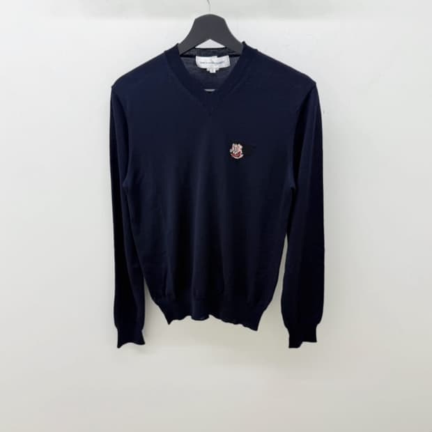 꼼데가르송 셔츠라인 그래픽 v넥 니트