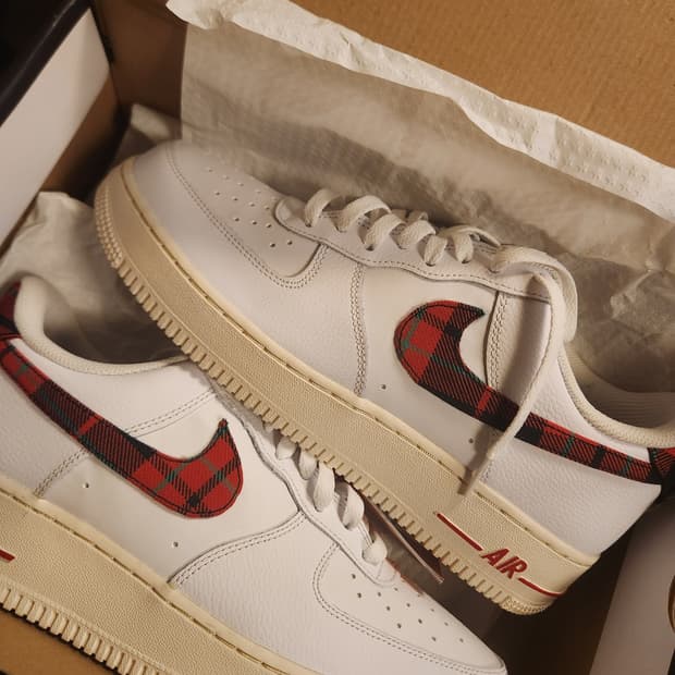 나이키 에어포스 1 로우 유니버시티 270 