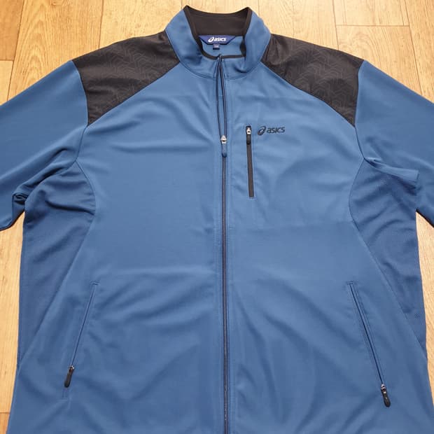 1067 아식스  운동복 집업 120 사이즈입니다