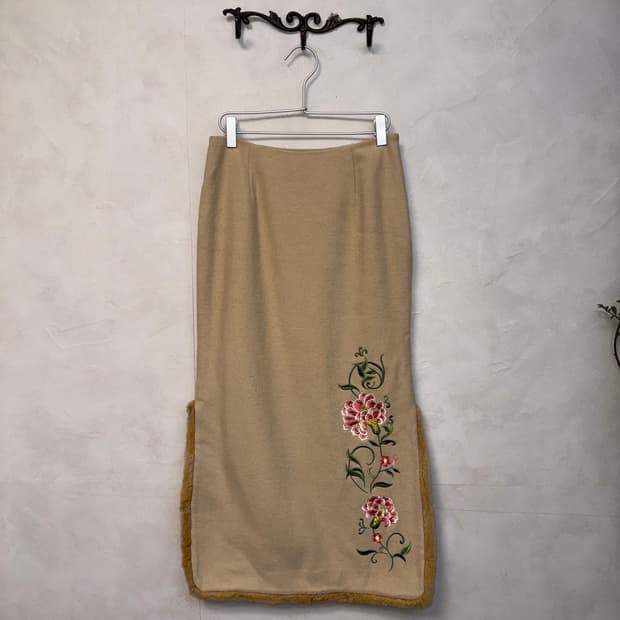 Beige oriental floral fur trimming skirt