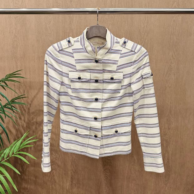 토리버치 테일러드 자켓 블루 스트라이프 패턴 견장 디테일 레귤러핏 화이트