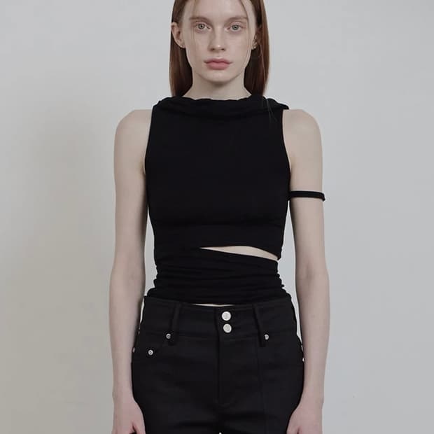 어니브 / CUT-OUT HOODIE SLEEVELESS TOP 
