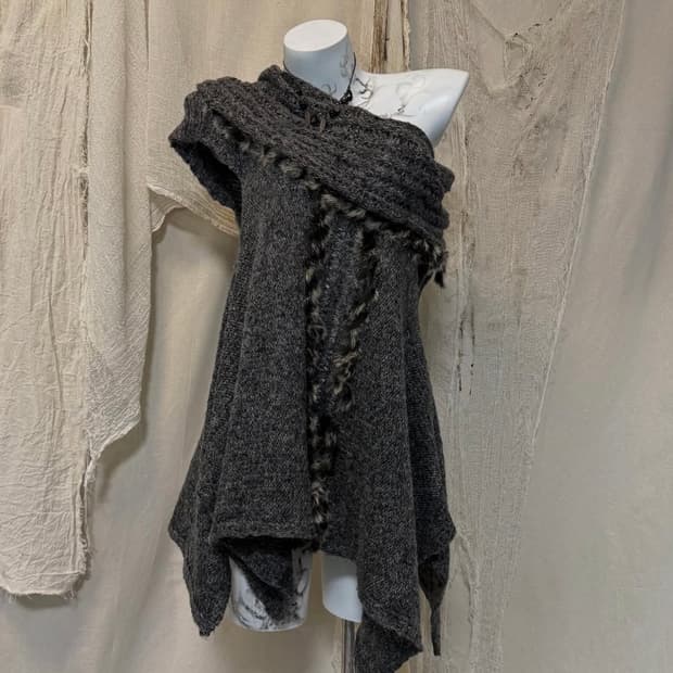 Drape Detail Knit Kape