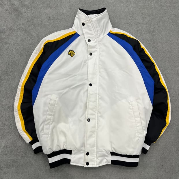 100 데상트 올드스쿨 스타디움 바시티점퍼