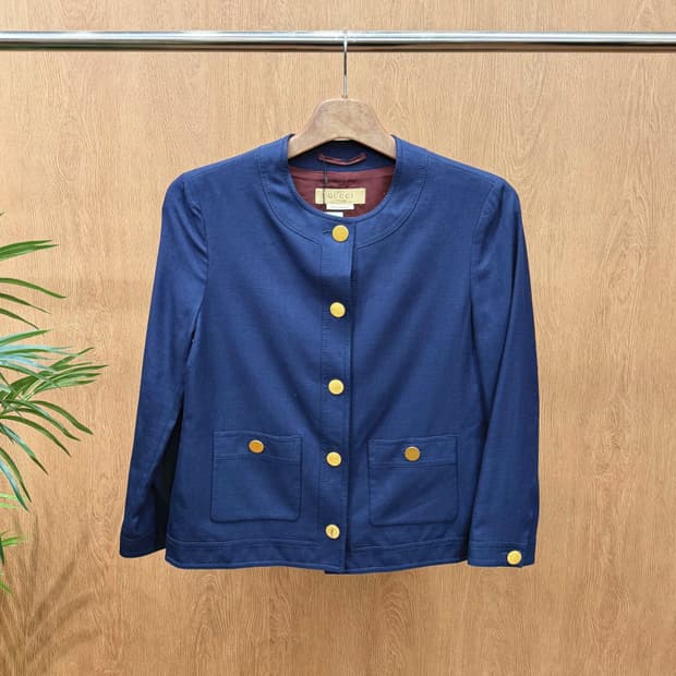 구찌 라운드넥 노카라 긴팔 자켓 골드 버튼 프론트 포켓 디테일 네이비