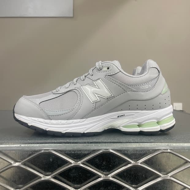 뉴발란스 2002R 그레이 화이트 240