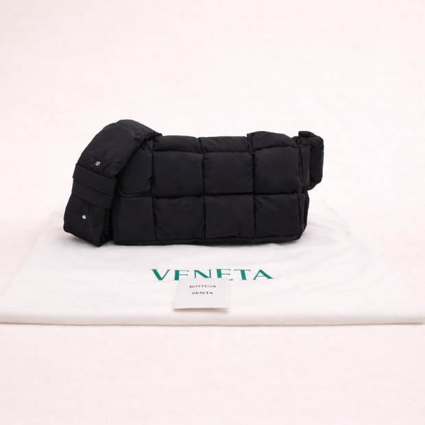 [S급] 보테가베네타 카세트 패디드 테크 나일론 블랙 판매합니다!!!