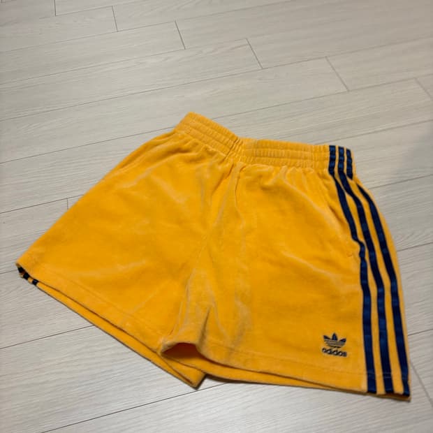 아디다스 타월 소재 쇼츠 S사이즈 오렌지 색상