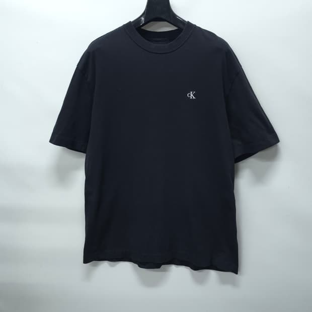 캘빈클라인 cK 로고 자수 블랙 반팔 라운드 티셔츠(100~105)