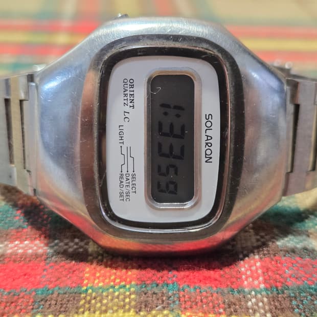 오리엔트 솔라론 디지탈 손목시계