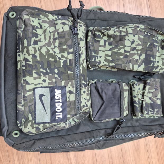 나이키 유틸리티 엘리트 백팩 판매합니다. 카모 패턴이 매력적이며, 전면에