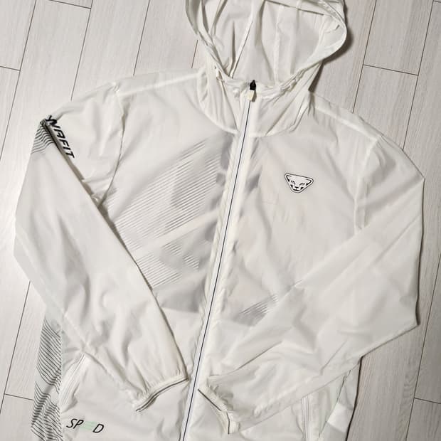 다이나핏 경량 바람막이 후드 자켓 사이즈100L

여러 중고사이트에도 같