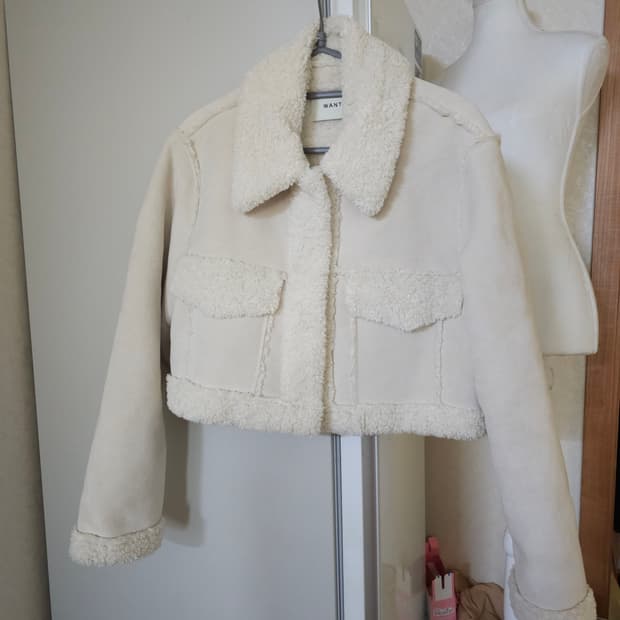 WANT  크롭 무스탕 아이보리