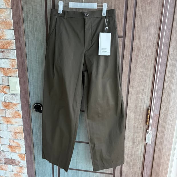 새상품(3)르마드 세미와이드 뒷밴딩 원턱 코튼팬츠 카키