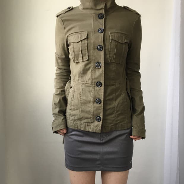 Button point high neck jacket
