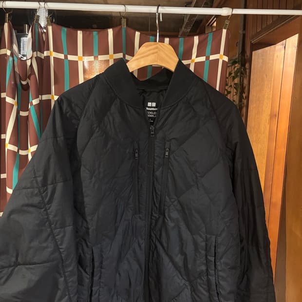 유니클로 화이트마운티니어링 하이브리드 다운자켓