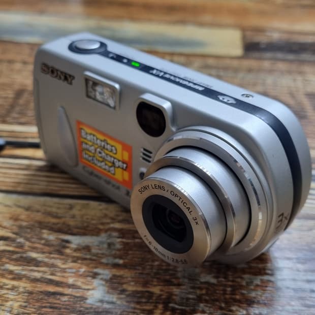 소니 사이버샷 디지털 카메라 DSC-P72 팝니다.