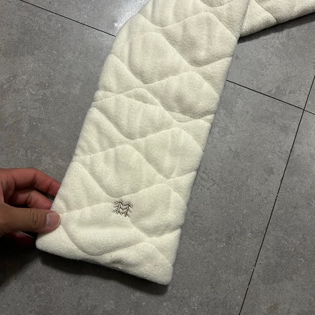 코오롱 아이보리컬러 퀼팅 플리스 패딩 머플러  