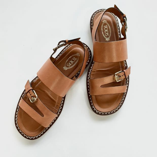 토즈 TODS 레더 버클 플랫 샌들