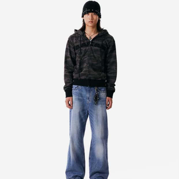 아캄 Contrast Logo Zip-up Hoodie (Black)