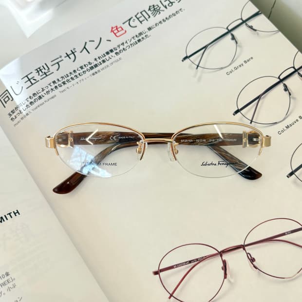 페레가모 골드 오벌형 반무테