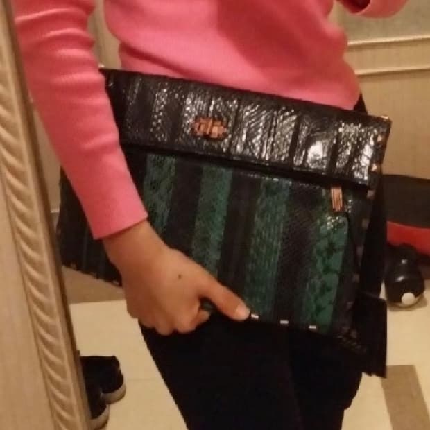 랑방컬렉션 스터드장식 뱀피무늬 클러치