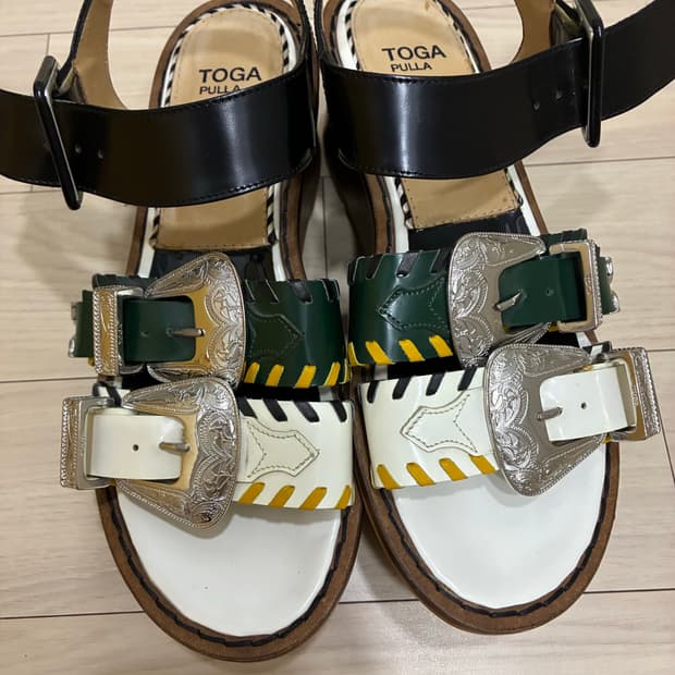 (새상품) 토가풀라 웨스턴 버클 플랫폼 샌들 235mm eu 36