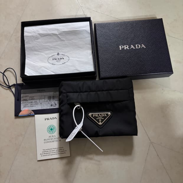 [새상품]프라다 로고 니트 밴드 카드지갑 M